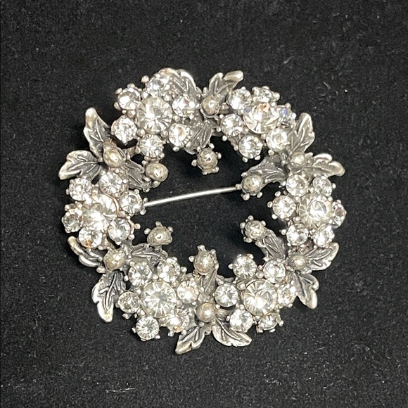 Jewelry - VINTAGE RHINESTONE FLORAL WREATH BROOCH